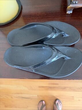 Women's Black Fit-Flop Sandals - Sleek Everyday Comfort